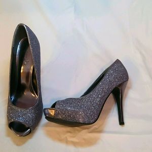 JACQUELINE FERRAR Silver Sparkle Pumps 7.5M 4" HL